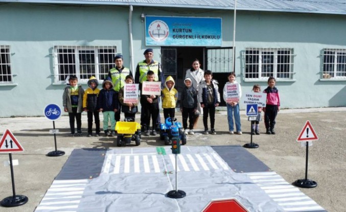 Jandarma’dan ilkokul öğrencilerine uygulamalı trafik eğitimi