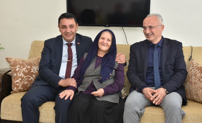 Başkan Başer’den Anneler Günü’nde şehit annesi Emine Erkan’a ziyaret