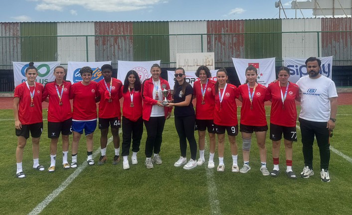 GÜ’nün Kadın Futbol Takımı Türkiye üçüncüsü oldu
